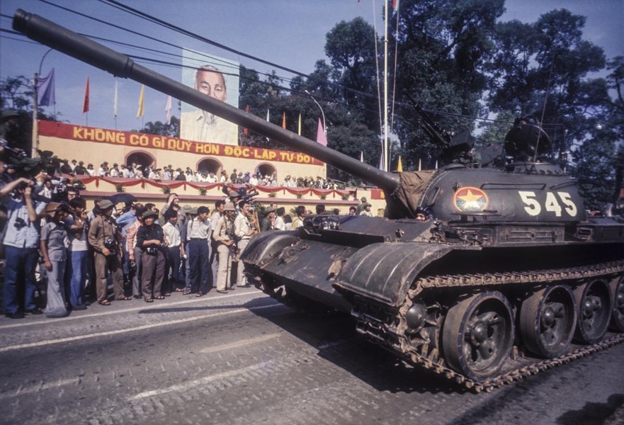 Cuộc  duyệt binh mừng chiến thắng ở Sài Gòn ngày 15/5/1975 diễn ra hoành tráng với sự tham gia của hàng nghìn bộ đội, dân quân du kích cùng toàn thể đồng bào Sài Gòn. Ngoài ra, còn có hàng trăm đơn vị vũ khí hiện đại đã tham gia chiến dịch giải phóng Tây Nguyên, Huế - Đà Nẵng và chiến dịch Hồ Chí Minh lịch sử. Nguồn ảnh: TL