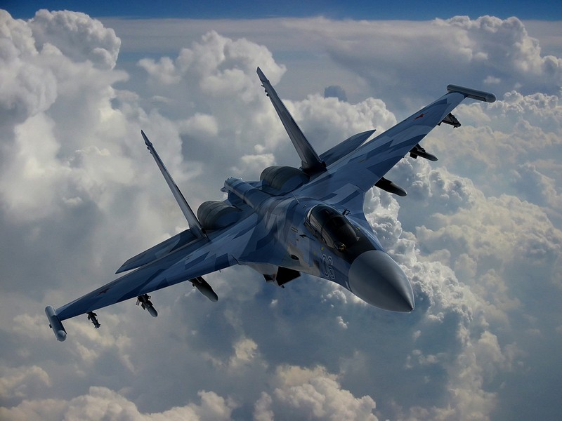 Tiêm kích Su-35S (Flanker-E theo cách gọi của NATO) là dòng máy bay chiến đấu đa năng tiên tiến thế hệ 4++ với tốc độ lên tới 2.390km/h. Tầm bay đạt 3.600km và bán kính chiến đấu 1.600km.