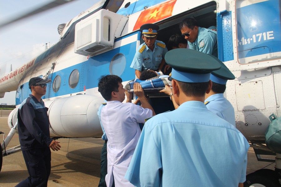 Hôm qua (21/8), trực thăng của Trung đoàn 917, Sư đoàn không quân 370 đã thực hiện một chuyến bay "cực kỳ đặc biệt", bay liên tục 8 tiếng (qui định mỗi lần bay chỉ được 7 tiếng) vượt hơn 2.000km trên biển ở độ cao 1.500m trong điều kiện thời tiết không thuận lợi để cứu hộ một chiến sĩ bị thương nặng trong khi làm nhiệm vụ từ đảo Song Tử Tây, quần đảo Trường Sa về TP HCM an toàn. Điều đáng lưu tâm về mặt trang bị, đó là một chiếc  trực thăng đa năng Mi-171E – một trong những phiên bản hiện đại nhất của dòng máy bay trực thăng đa năng Mi-8/17 huyền thoại. Ảnh: báo Tuổi Trẻ