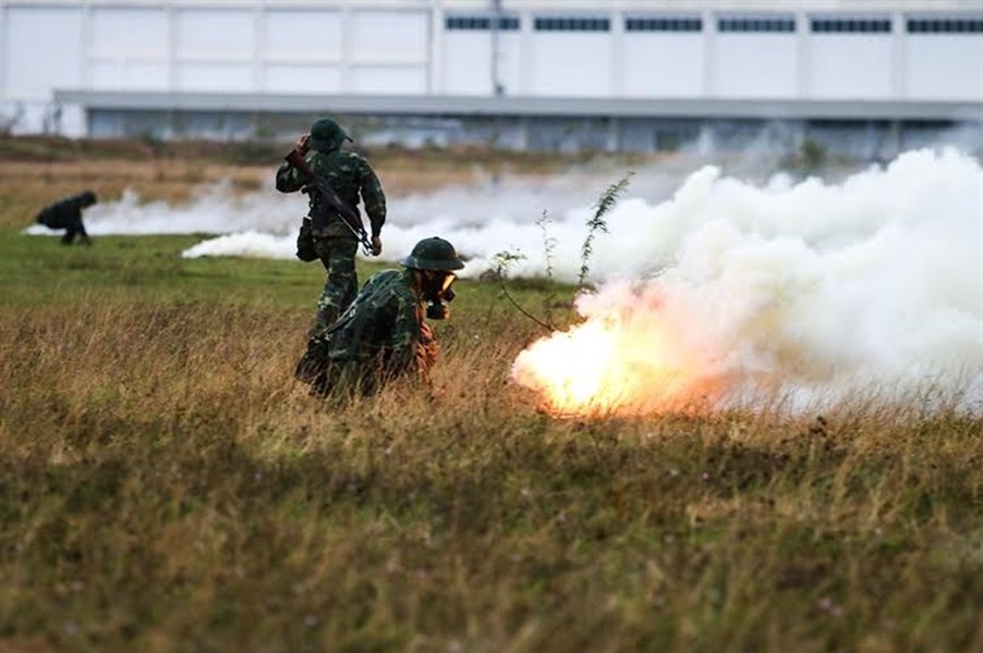 Trong số các quân binh chủng của Quân đội Nhân dân Việt Nam, có một binh chủng đặc biệt mà rất ít người để ý hay biết về nó. Đó chính là  binh chủng hóa học – một lực lượng cực kỳ đặc biệt với chức năng chính là bảo đảm hóa học cho tác chiến và làm nòng cốt trong phòng chống vũ khí hủy diệt lớn. Nguồn ảnh: Báo Quân đội Nhân dân