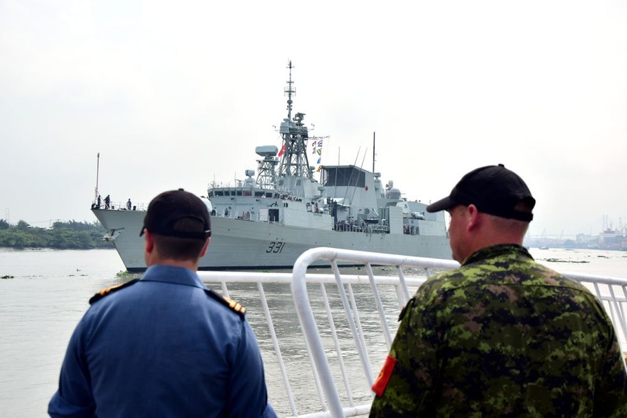 Sáng nay (18/10), tàu hộ vệ HMCS Vancouver của Hải quân Hoàng gia Canada đã cập cảng Sài Gòn bắt đầu chuyến thăm TP HCM. Chuyến thăm của HMCS Vancouver nằm trong khuôn khổ chương trình tập trận WESTPLOY 16 nhằm tăng cường quan hệ giữa Hải quân Hoàng gia Canada (RCN) và hải quân các nước châu Á - Thái Bình Dương, thúc đẩy hòa bình và an ninh trong khu vực. Nguồn ảnh: Vietnamnet