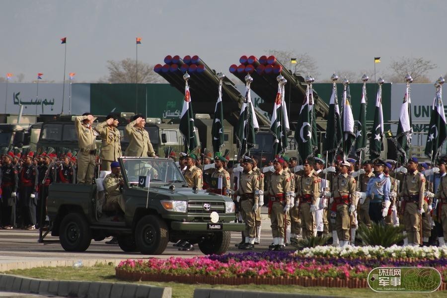 Cuộc tổng duyệt diễu duyệt binh của  Quân đội Pakistan diễn ra cách đây vài ngày để chuẩn bị cho sự kiện chính thức sẽ diễn ra vào ngày hôm nay (23/3). Trong cuộc duyệt binh này, Quân đội Pakistan tiến hành khoe hàng loạt vũ khí tối tân nhất nước này. Nguồn ảnh: Hoàn Cầu