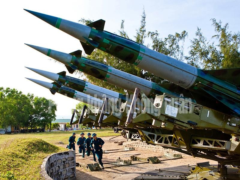 Sở dĩ xuất hiện thông tin  Việt Nam có thể đang đàm phán mua tên lửa S-400 là vì câu trả lời phỏng vấn hãng thông tấn Interfax gây chú ý lớn của ông Mikhail Petukhov - Phó Giám đốc Cơ quan Liên bang về Hợp tác kỹ thuật quân sự, đồng thời là Trưởng đoàn Nga tại triển lãm Defense &amp; Security tại Thái Lan. Nguồn ảnh: Báo PK-KQ