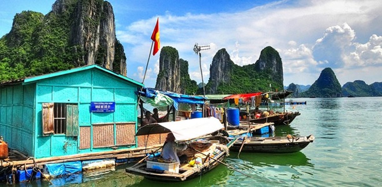 Làng chài Cửa Vạn (Hạ Long, Quảng Ninh) được bao bọc trong khung cảnh thiên nhiên rộng lớn, núi đá, nước biển xanh thăm thẳm. Cửa Vạn nằm cách xa bờ hàng chục km, bên những vách núi, như trong lòng thung lũng trên biển. Ở đó, những ngôi nhà bè nằm liền kề nhau, không tiếng còi xe náo nhiệt, chỉ có tiếng ngư dân í ới gọi nhau hỏi thăm nhau, tiếng dầm gõ mạn thuyền đuổi cá sau núi vọng lại. Ảnh: Salvador Manaois.