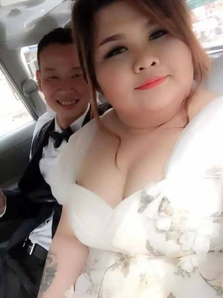 Mấy ngày nay, đám cưới của của một cặp đôi có tên Kim Ngân (24 tuổi) và chú rể tên Hải Thanh (35 tuổi) tại Bình Dương thu hút được nhiều sự chú ý của cư dân mạng, bởi mặc dù chênh lệch khá lớn về mặt ngoại hình nhưng cả hai vẫn có một cái kết tốt đẹp cùng với câu chuyện tình yêu khá thú vị.