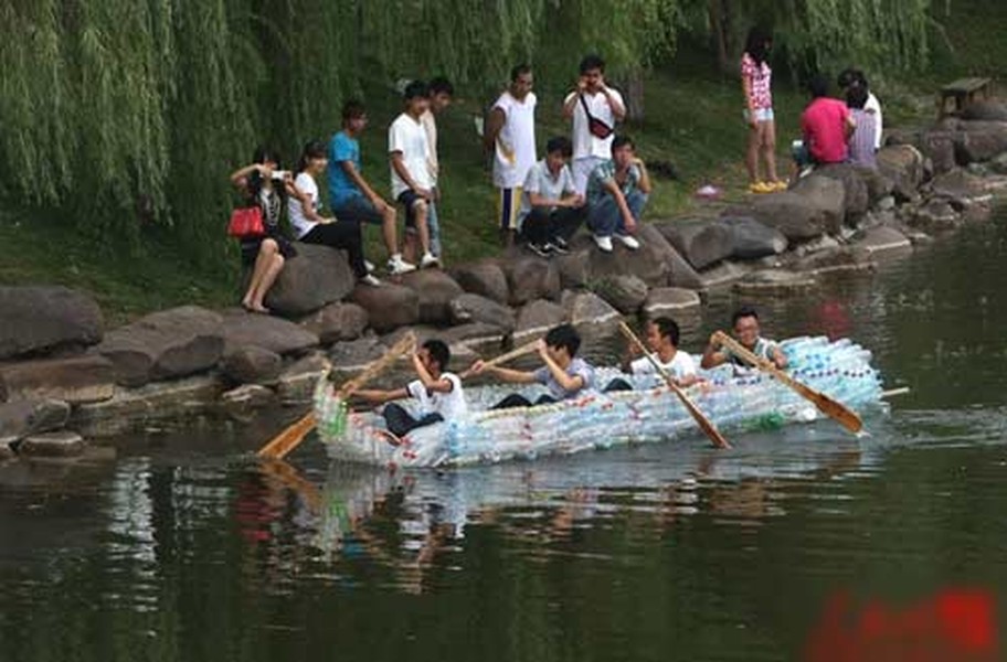 Bốn sinh viên ĐH Khoa học và Công nghệ Trùng Khánh đang thử nghiệm sáng chế của họ - một chiếc thuyền từ vỏ chai nhựa trên hồ Ling ngày 14/9/2010.