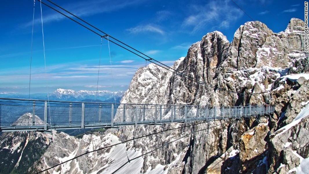 Nấc thang lên hư vô Dachstein ở Áo được xây lên ở độ cao 2.700 m so với mặt nước biển, ngay phía trên bờ đá dựng đứng của núi Hunerkogel. Du khách muốn đến Nấc thang Dachstein, trước tiên, phải vượt qua cây cầu cao nhất của Áo, dài 100 m.