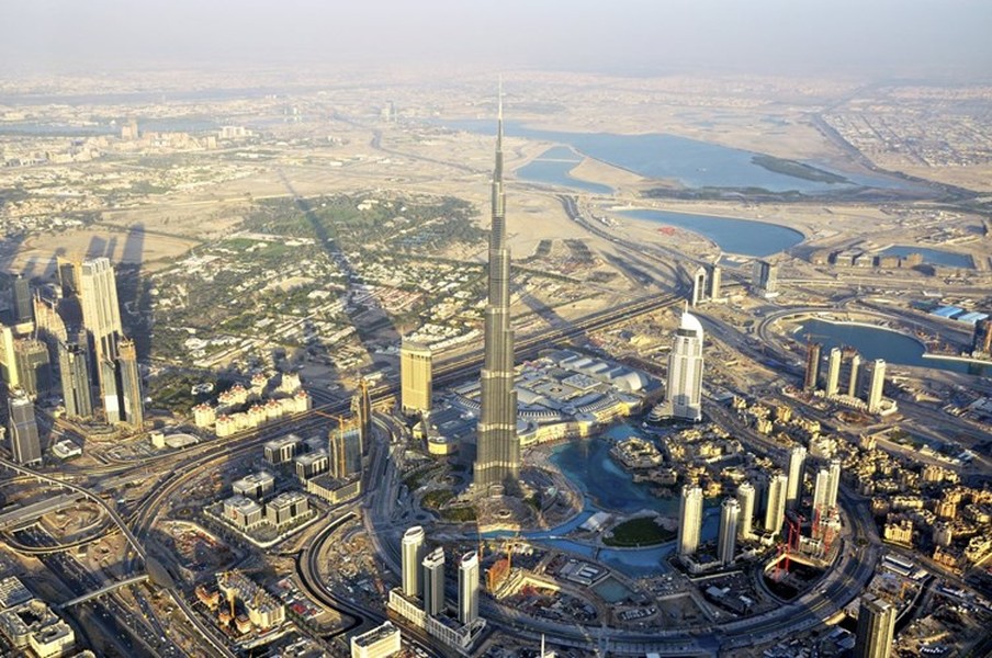 Một trong những kỷ lục của Dubai đó là nơi đây sở hữu Burj Dubai - tòa nhà cao nhất thế giới. Ít ai biết Burj Dubai đã sử dụng hết 31.400 tấn thép cây hay gia cố bằng thép. Công trình này mất tới 5 năm để hoàn thành với lượng nhân công khoảng 12.000 người. Tốc độ xây dựng của Burj Khalifa nhanh đến mức có những thời điểm, cứ sau 3 ngày là một tầng mới lại được xây xong.