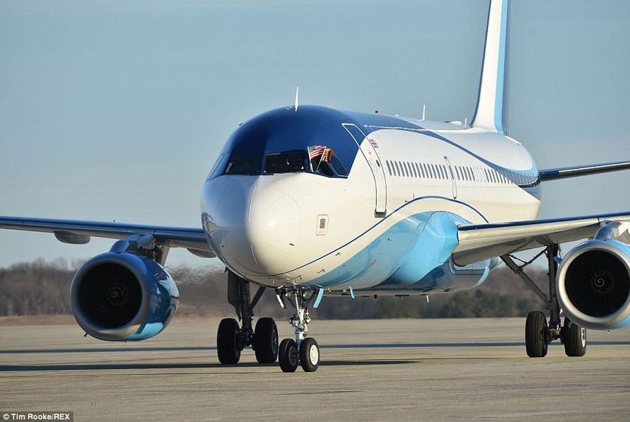 Đó là một chiếc máy bay phản lực sang trọng  Airbus A320-232 được trang bị với những tiện ích dành cho Tổng thống. Hoàng tử Charles đã thuê nó cho chuyến công du kéo dài bốn ngày.