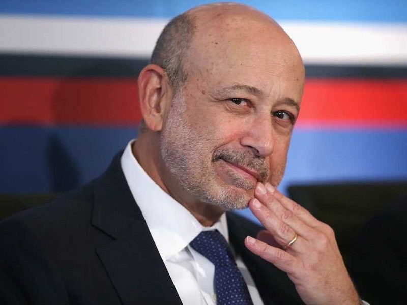 Lloyd Blankfein, CEO ngân hàng Goldman Sachs, bán đồ ăn vặt ở sân vận động: CEO của ngân hàng đầu tư hàng đầu nước Mỹ Goldman Sachs là một trong những nhân vật có ảnh hưởng nhất tại Phố Wall. Tuy nhiên, tỷ phú Blankfein có xuất thân khá khó khăn. Blankfein lớn lên trong khu nhà ở xã hội ở Brooklyn và làm công việc đầu tiên trong đời là bán đồ ăn vặt ở sân vận động Yankee.