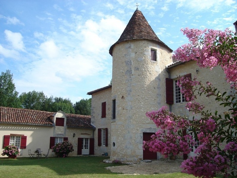 Lâu đài Notre-Dame-de-Sanilhac, Pháp: Tòa  lâu đài cổ tích này từng chứng kiến hàng trăm chuyện tình lãng mạn, đặc biệt chuyện tình của những công chúa hoàng tử, vương công quý tộc.