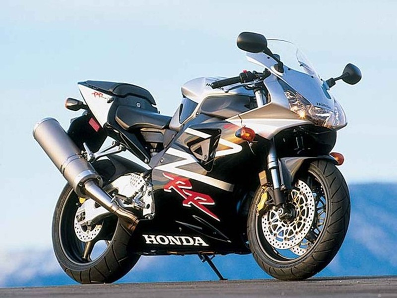 Honda CBR954RR ra đời năm 2002 và dừng sản xuất năm 2003. So với thế hệ trước, đường kính xi-lanh tăng thêm 1 mm, nâng dung tích xi-lanh lên mức 954 phân khối, đồng thời bộ ECU tiên tiến hơn cũng được trang bị cho xe. Sở hữu động cơ mạnh mẽ cùng trục cơ sở ngắn, CBR954RR có thể dẫn đến những tình huống bốc đầu ngoài ý muốn khi người điều khiển là những tay lái mới. Bên cạnh đó, cặp phanh đĩa 330 mm phía trước có thể bị khóa cứng khi bóp phanh hết cỡ, khiến người lái lộn nhào. Đây là trường hợp thường xảy ra với những tay lái non kinh nghiệm khi gặp tình huống khẩn cấp. Ngoài ra, CBR954RR còn sở hữu phần đầu xe khá nặng, dẫn đến đổ xe khi vào cua gắt. Đối với những tay lái mới yêu thích xe Honda, CBR600RR là một lựa chọn hợp lý hơn.