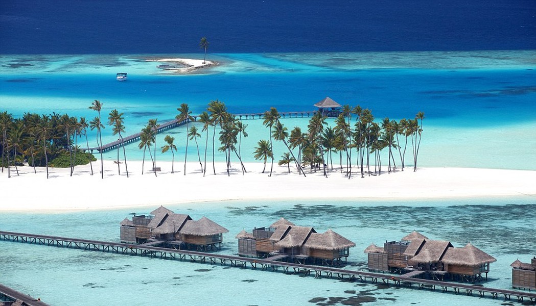  Khách sạn tốt nhất thế giới Gili Lankanfushi Maldives, tọa lạc trên hòn đảo tư nhân của Lankanfushi Male Atoll, nằm giữa Ấn Độ Dương, cách sân bay quốc tế Male 20 phút đi bằng tàu cao tốc.