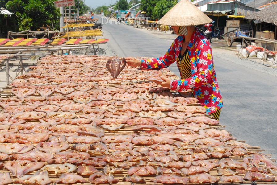 Khô cá lóc là món ăn thường có trong các gia đình người dân miền Tây. Vì vậy năm nay, các làng sản xuất món  đặc sản miền Tây này nổi tiếng như An Giang và Đồng Tháp vẫn không đủ hàng bán cho thị trường. Theo kinh nghiệm của bà con địa phương, bình quân cứ 4kg cá tươi sẽ cho ra 1 kg khô. Vào ngày thường, giá cá lóc giao động từ 120.000 đến 200.000 đồng/kg, còn vào những ngày cận Tết giá tăng lên 350.000 - 400.000 đồng/kg (loại I).