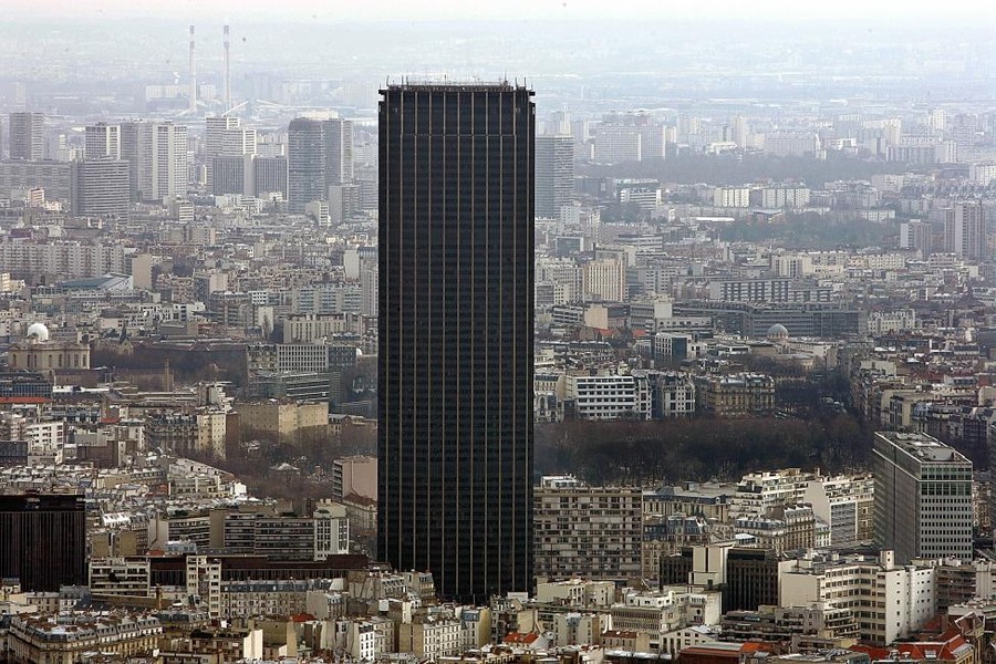 Montparnasse ("Mount Parnassus") là khu thương mại lớn nhất Paris trên bờ trái của sông Seine. Tháp Montparnasse là một trong  các công trình nổi tiếng ở Paris (Pháp).