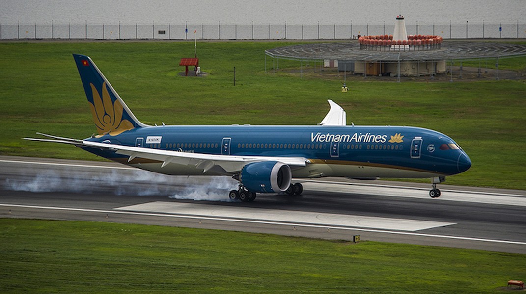 Hãng sản xuất máy bay Boeing và Tổng công ty Hàng không Việt Nam (Vietnam Airlines) ngày 6/7 đã long trọng tổ chức buổi lễ bàn giao máy bay Boieng B787 Dreamliner đầu tiên của hãng tại sân bay quốc gia Ronald Reagan ở Thủ đô Washington.