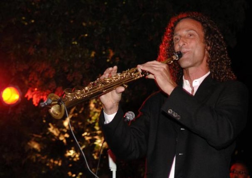  Nghệ sĩ saxophone Kenny G nổi tiếng thế giới với những bản nhạc bất hủ sẽ có buổi diễn duy nhất tại Trung tâm Hội nghị Quốc gia Hà Nội vào ngày 13/10. Kenny G, tên đầy đủ là Kenneth Gorelick, sinh ngày 5/6/1956. Nghệ sĩ tài ba này hiện sở hữu khối tài sản khoảng 50 triệu USD.