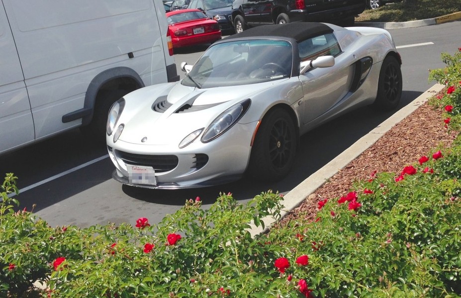 Đây là chiếc Lotus Elise có giá từ 47.250 đến 73.500 USD (tùy phiên bản) xuất hiện tại bãi đậu xe ở  trụ sở chính của Facebook.