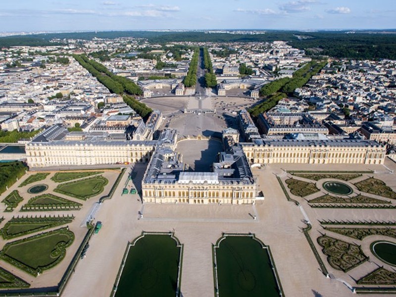  Cung điện Versailles nằm ở phía Tây của Paris, Pháp.