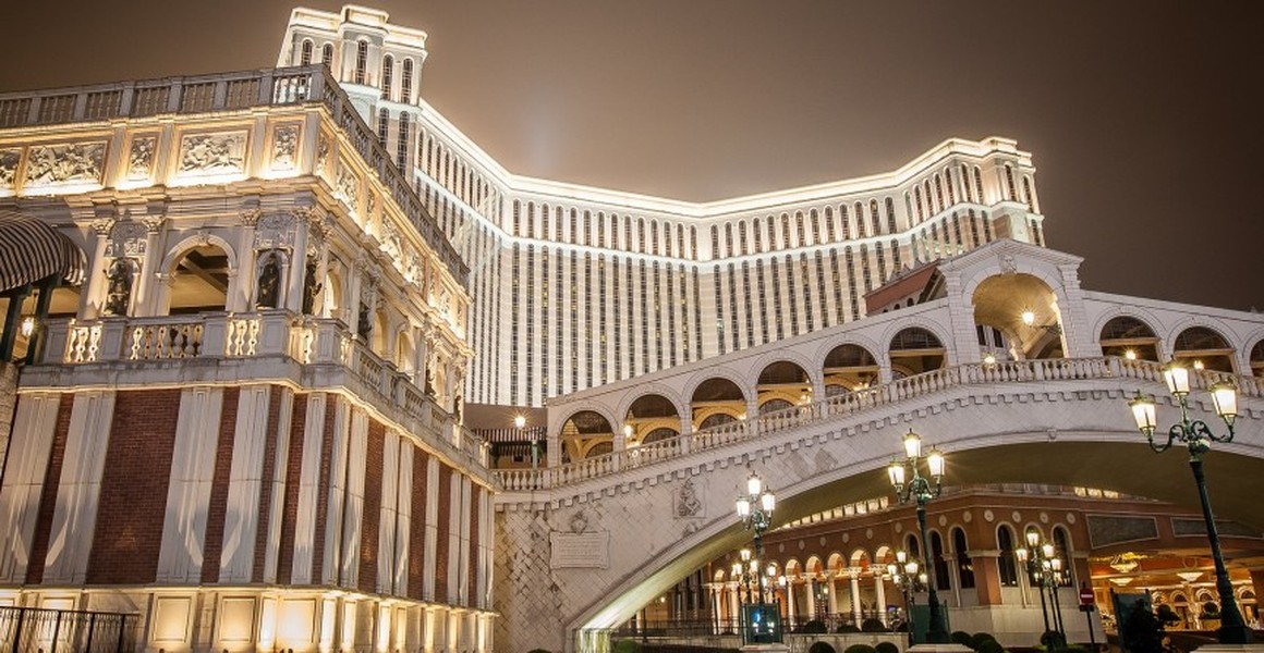 1. Venetian Macau: The Venetian Macau được xây dựng trên diện tích 3,5 triệu m2 với tòa nhà 40 tầng cực sang trọng. Đây là  casino xa hoa lớn nhất thế giới với bốn khu vực vui chơi giải trí chính, 800 bàn dành cho các trò chơi và 3.000 máy chơi tự động. Thậm chí để làm hài lòng các “thượng đế”, casino này còn cung cấp cả dịch vụ quản gia riêng và xe limousine đưa đón.