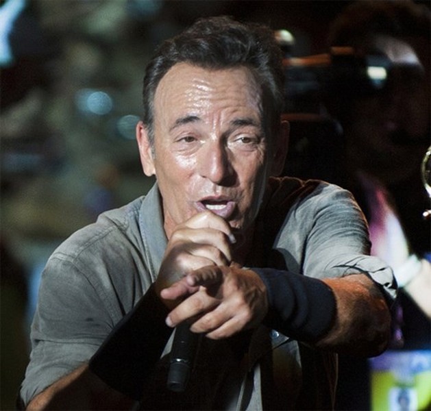 Nam ca sĩ danh tiếng Bruce Springsteen đã bỏ ra 6 triệu USD để bảo hiểm giọng hát của mình. Đây không phải ngôi sao duy nhất chi tiền bảo hiểm khủng cho các  bộ phận cơ thể.