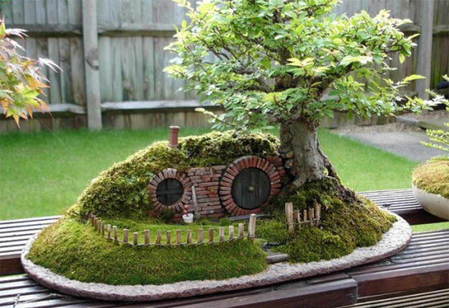  Chậu cây bonsai mini hóa thân thành nhà của người Hobbit được mệnh danh là “Chúa tể của những loài cây” bởi vẻ đẹp và sự cầu kỳ của nó. Chỉ có một nghệ nhân thực sự tài năng mới có thể tạo nên thế cây độc đáo này.