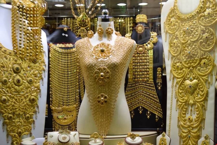 The Gold Souk, Dubai:  Chợ kinh doanh vàng Gold Souk của Dubai là một trong những trung tâm buôn bán vàng lớn nhất thế giới. Không giống như các quốc gia khác trên thế giới, chợ vàng Gold Souk được bán theo đơn vị gram (g) đến kg. Thậm chí, vàng ở đây được bán với số lượng lớn, ước tính lên tới hàng tấn.