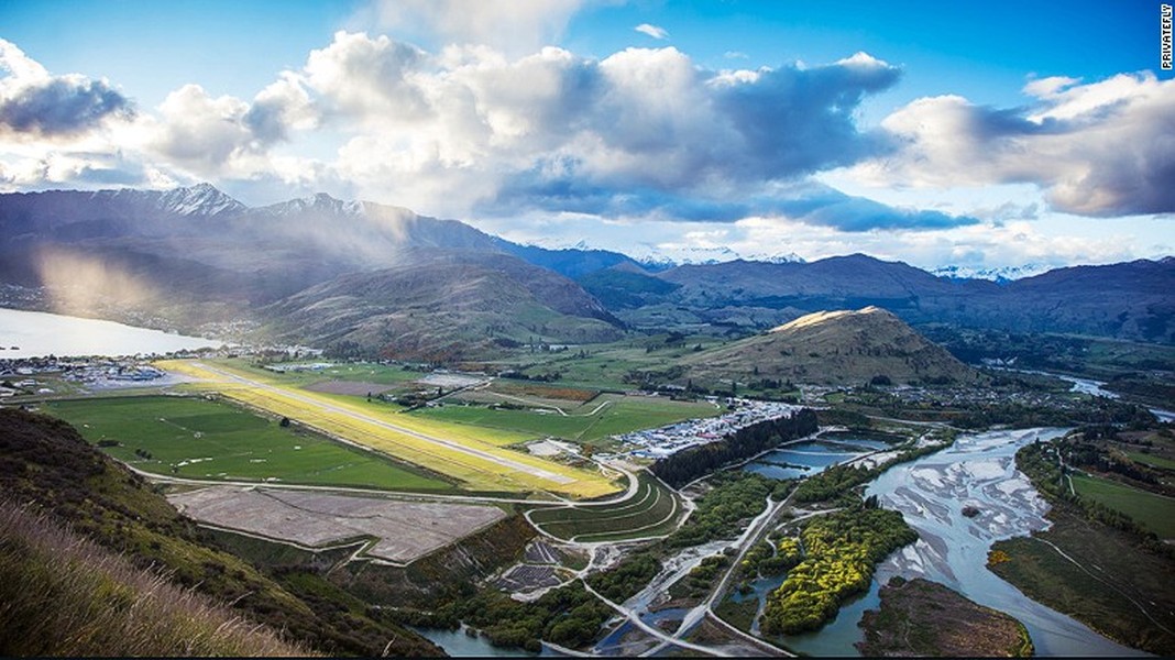 Queenstown là sân bay quốc tế duy nhất ở khu vực tây nam của Đảo Nam, New Zealand. Với những dãy núi, sông, hồ tuyệt đẹp xung quanh, nơi đây được bình chọn là  sân bay có phong cảnh đẹp nhất thế giới.