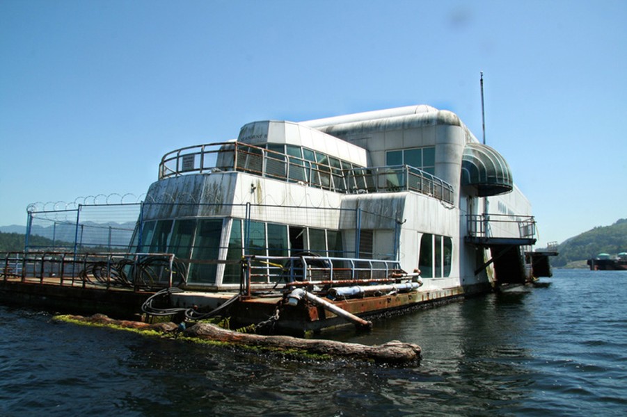 Nhà hàng McBarge (Vancouver, British Columbia, Canada): Được xây dựng vào hội chợ Expo 86, nhà hàng nổi McBarge từng là một địa điểm thu hút nhiều thực khách. Tuy nhiên, nhà hàng này sau đó đã bị bỏ hoang và han gỉ sau nhiều năm không hoạt động.