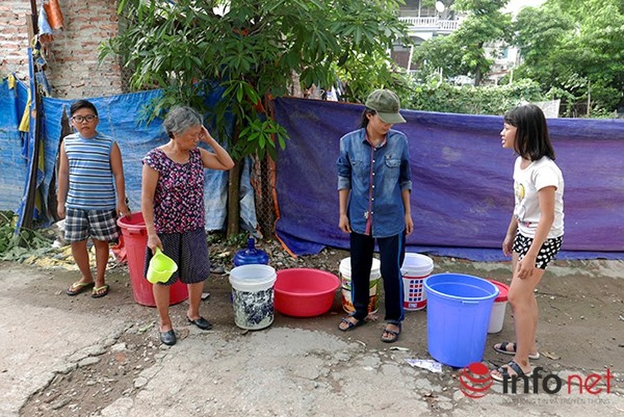 Gần 10 ngày nay, người dân sống tại ngõ 193 Hoàng Văn Thái (phường Khương Trung, quận Thanh Xuân, Hà Nội) đã rơi vào cảnh bị cắt nước sinh hoạt khiến cuộc sống hàng ngày nơi đây gặp nhiều khó khăn.