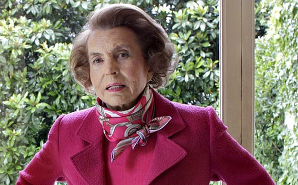 Liliane Bettencourt sinh năm 1922, mang quốc tịch Pháp và là cổ đông lớn nhất của tập đoàn L’Oréal. Hiện tại, bà là  người phụ nữ giàu nhất thế giới và xếp thứ 11 trong bảng những người giàu nhất của Forbes với tài sản ròng là 36,1 tỷ USD. Trong năm qua, khối tài sản của bà đã bốc hơi 4 tỷ USD do thị trường cổ phiếu biến động.