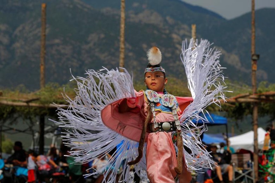  Cuộc thi khiêu vũ Taos Pueblo Pow Wow năm nay quy tụ hơn 100 vũ công thuộc các bộ tộc bản xứ ở Mỹ. Trong hình là cô bé Kelly Dee, 7 tuổi, người tộc Navajo Hopi, đang biểu diễn tại lễ hội.