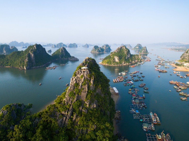 Vịnh Hạ Long, Việt Nam: Vịnh Hạ Long của Việt Nam là Di sản Thế giới được UNESCO công nhận và có lý do chính đáng. Vịnh được bao bọc bởi khoảng 1.900 hòn đảo muôn hình vạn trạng. Ảnh: Shutterstock.