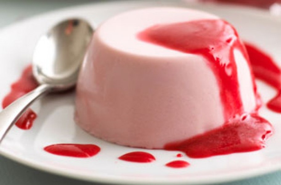 Bánh Panna Cotta xốt quả mâm xôi là món  bánh Valentine ngọt ngào dành cho các cặp đôi.