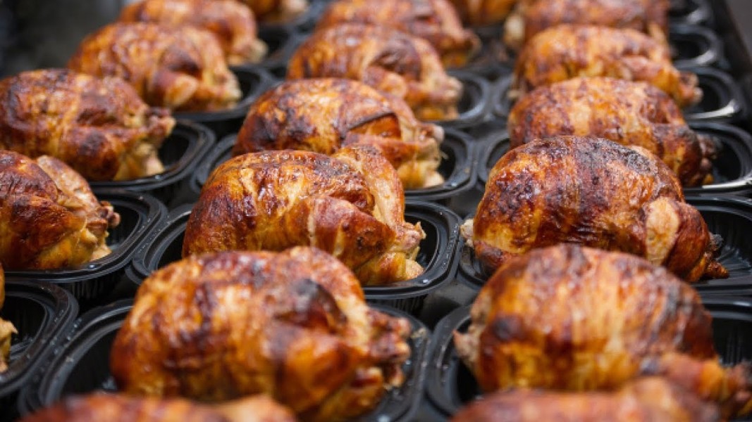 Nghệ thuật nướng gà “Rotisserie” đã trở thành mô hình nhà hàng thời thượng ở Pháp và Bỉ vào đầu thế kỷ XX và tiếp tục thịnh hành cho đến ngày nay.