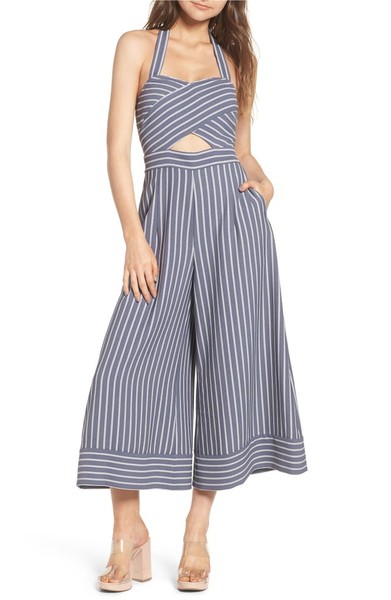 Jumpsuit là trang phục áo liền quần có ưu điểm nổi bật là tiện dụng, thoải mái và mặc được trong với nhiều hoàn cảnh. 