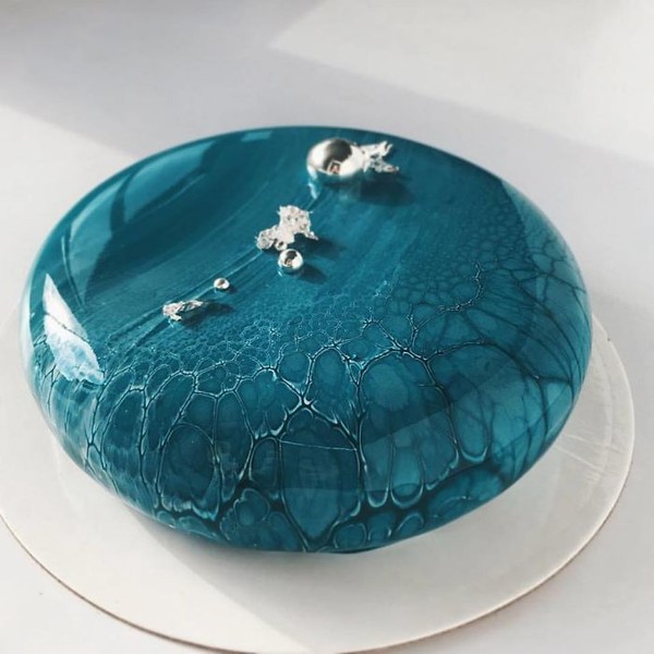  Bánh kem tráng gương xuất hiện chưa lâu chỉ khoảng vài năm trở lại đây với tên gọi mirror marble cakes hay mirror glaze cakes.