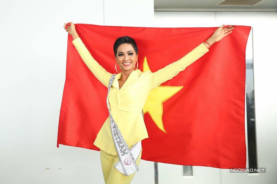 Với số lượng trang phục mang đi tham dự Miss Universe 2018 nhiều kỷ lục, H'Hen Niê luôn đưa người hâm mộ đi từ bất ngờ này tới bất ngờ khác.