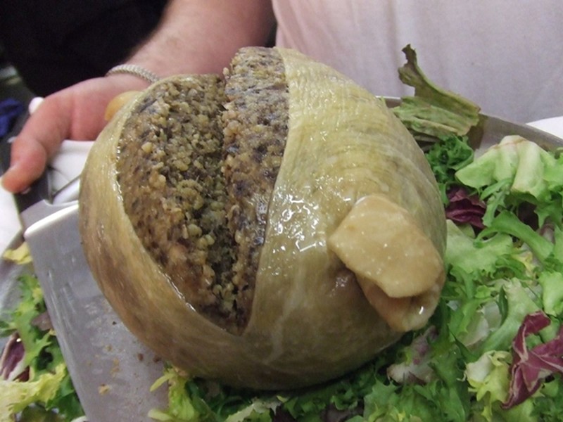 Haggis là  món ăn cực dị và nổi tiếng của xứ Scotland. Nó là một dạng xúc xích đặc biệt với thành phần bao gồm thịt xay, bột yến mạch, hành, muối và một ít gia vị. Theo truyền thống, hỗn hợp này sẽ được nhồi trong bao tử cừu.