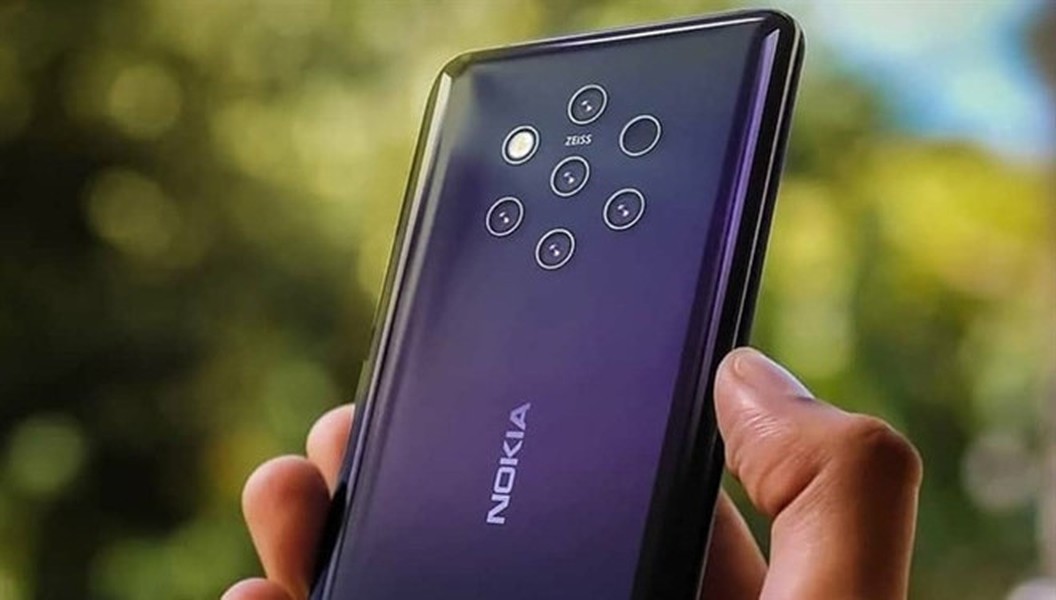 Nokia 9 là cái tên rất được mong đợi tại sự kiện MWC 2019. Theo các thông tin rò rỉ gần đây, máy sẽ được trang bị cụm camera chính với 5 ống kính ở mặt lưng, trở thành chiếc smartphone cao cấp có nhiều camera nhất, vượt qua chiếc Galaxy A9 2018 với 4 ống kính. Cấu hình của Nokia 9 được dự đoán bao gồm chip Snapdragon 845, bộ nhớ trong 128 GB cùng dung lượng RAM tùy chọn 6/8 GB. Ảnh: Indian Express.     