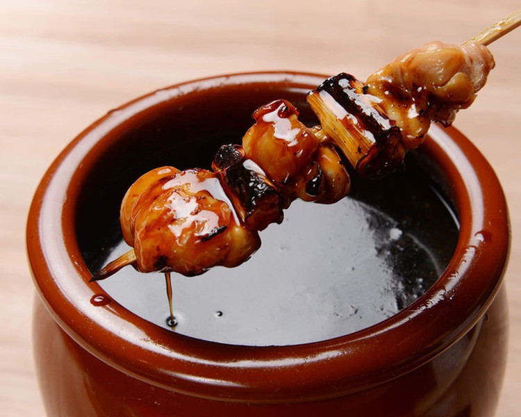 Yakitori là món thịt xiên nướng kiểu Nhật. Chỉ với nguyên liệu gồm: thịt gà (hoặc thịt lợn), hành được cắt miếng quân cờ, xiên vào que tre và nướng lên thôi nhưng yakitori đã khiến bao tín đồ ẩm thực mê mẩn.