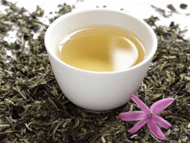  Trà trắng không phổ biến như trà xanh hay trà đen. Nó được làm từ lá và chồi của cây Camellia sinensis. Trà trắng có nhiều chất chống oxy hóa, polyphenol, catechin, flavonoid và tannin. Đặc biệt, loại trà này còn có nhiều lợi ích sức khỏe.