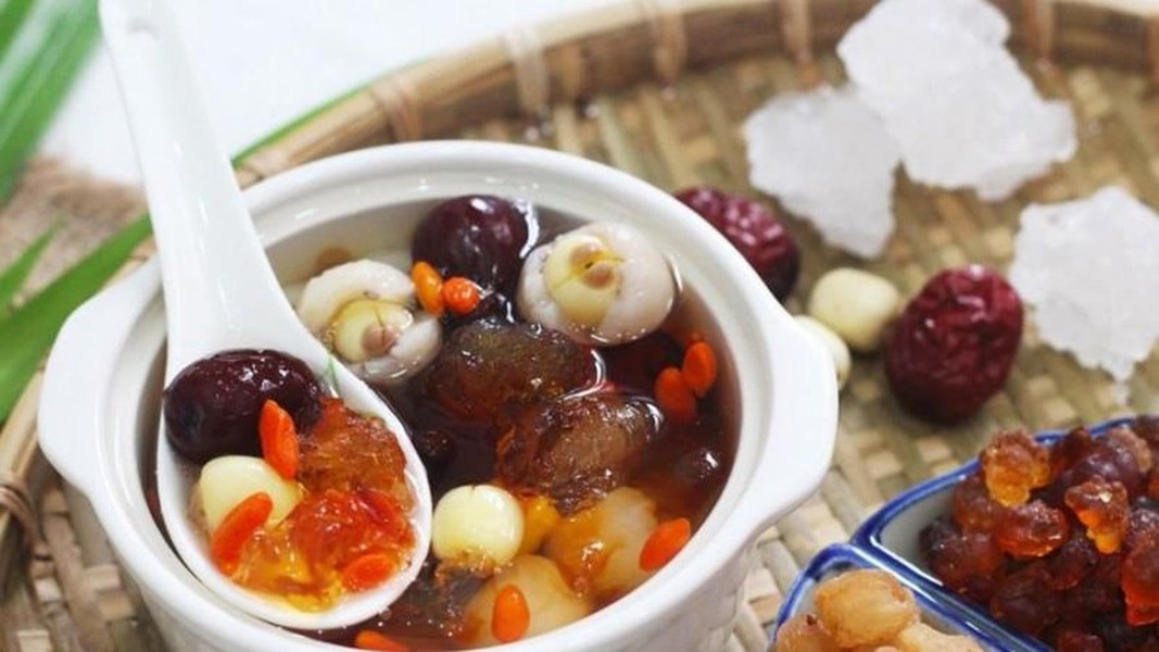 Chè dưỡng nhan: Đây là  món ăn dưỡng nhan từ xưa đã được nấu cho cung tần, mỹ nữ ăn để duy trì nhan sắc tươi trẻ. Nếu bạn từng xem các bộ phim cổ trang của Trung Quốc, bạn sẽ thấy một món ăn được rất nhiều phi tần, mỹ nữ trong hậu cung sử dụng chè dưỡng nhan để giữ gìn nhan sắc.