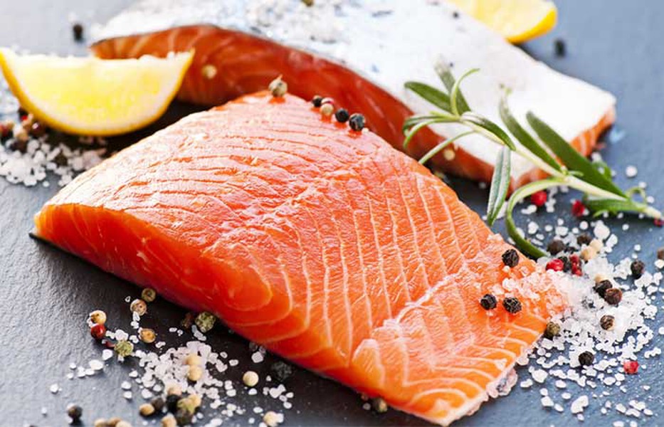 Cá hồi tự nhiên rất giàu axit béo omega-3 và là một trong những  loại cá tốt nhất trong thực đơn giảm cân. Cá hồi tự nhiên giàu vitamin A, folate, niacin, vitamin B12, can-xi, ma-giê, phốt pho và lean protein (chất nạc). Mỗi 3 oz (tương đương 85 gram) cá hồi, bạn chỉ nạp vào 175 calo.