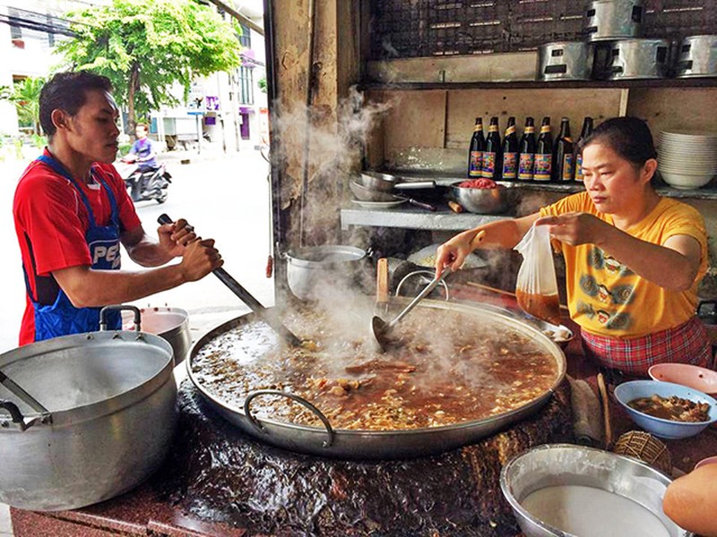 Wattana Panich là một trong những nhà hàng nổi tiếng nhất ở khu phố Ekkamai của Bangkok, Thái Lan. Một trong những món ăn phổ biến nhất tại nhà hàng này là món súp bò đậm đà, được chế biến từ xương bò, nội tạng cùng nhiều loại gia vị khác.