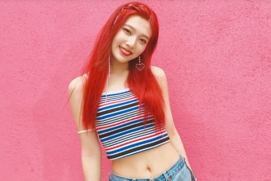 Joy (Red Velvet): Để quảng bá ca khúc “Red Flavor” vào năm 2017, Joy đã  nhuộm tóc màu đỏ nổi bật.