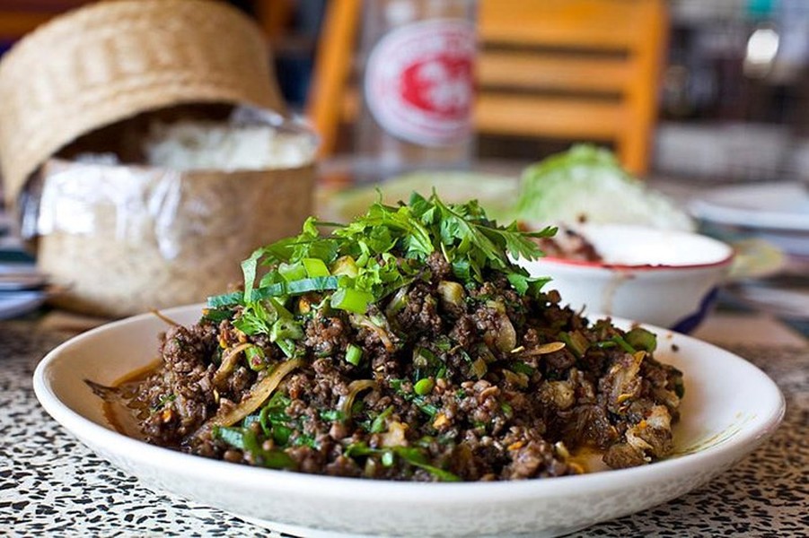 Kiến lửa băm: Larb Mote Daeng được làm từ kiến lửa và trứng của nó. Thật ra, khi dọn lên bàn ăn thì trứng kiến và kiến đều đã được băm nhuyễn nên người ăn sẽ không hình dung được nguyên liệu bên trong. Vị chua chua của kiến hòa với vị bùi béo của trứng khiến món ăn này trở nên rất hấp dẫn.