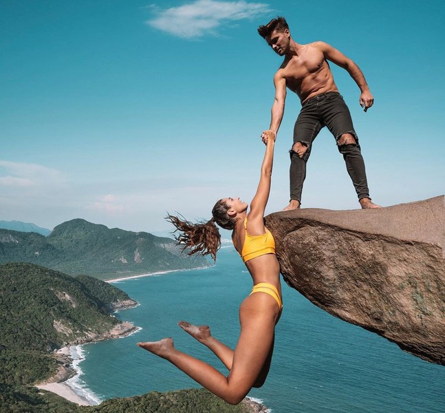 Pedra do Telegrafo (Brazil) là một mỏm đá nổi tiếng thế giới, thường xuyên xuất hiện trong ảnh check-in của các blogger du lịch. Mới đây, cặp đôi nổi tiếng người Bồ Đào Nha, Raquel - Miguel, đăng tải trên trang cá nhân bức ảnh đu người ở mỏm đá và chịu không ít "gạch đá" từ dân mạng. Nhiều người cho rằng cả hai đang đùa giỡn tính mạng để có được bức hình sống ảo câu like. Ảnh: Explorerssaurus_.