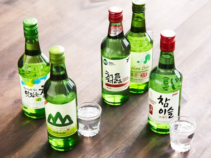 Soju nước mắt cá ngừ (Hàn Quốc): Chất lỏng từ mắt của một con cá ngừ được trộn với soju để làm thành soju nước mắt cá ngừ.