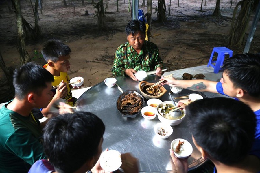 Những ngày này, khu vực biên giới giữa Việt Nam và Campuchia tình trạng vượt biên trái phép diễn ra phức tạp gây khó khăn rất nhiều cho công tác phòng chống dịch Covid-19. Bữa cơm vội của các chiến sĩ Đội kiểm soát kênh Tân Thành (Đồn biên phòng Thông Binh), chuẩn bị cho kíp trực đầu tiên lúc 19h tối.